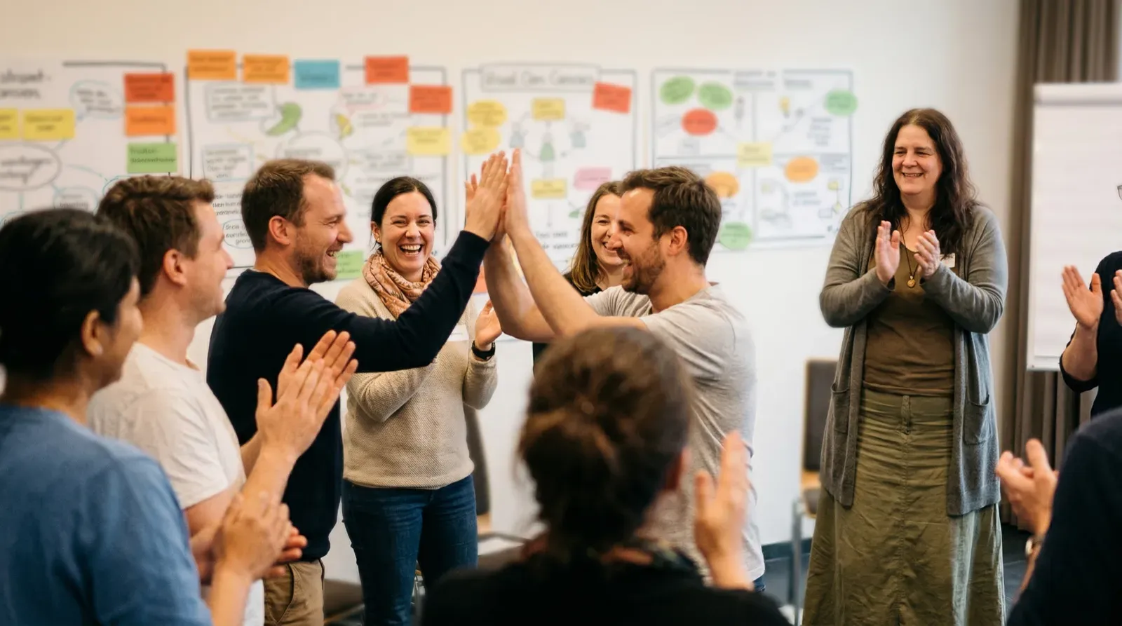 Workshopdeelnemers vieren een doorbraakmoment